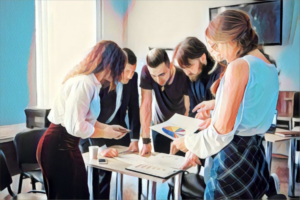 Team Brainstorming-Session in hellem Büro mit Dokumenten und Grafiken.