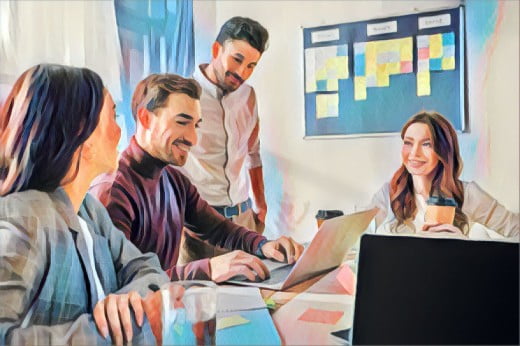 Teamarbeit im Büro mit Laptops, Kaffeetasse und Post-its während einer Besprechung.