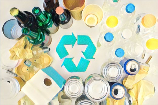 Recycling-Symbole und unterschiedliche recyclebare Materialien wie Glas, Plastik, Metall und Karton.