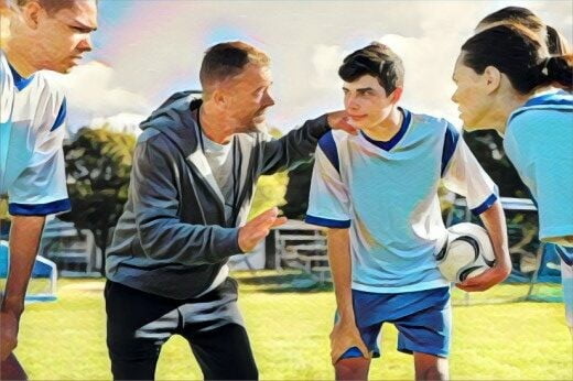 Jugendfußball-Teamtraining mit Trainer, lebendige Diskussion auf dem Spielfeld.